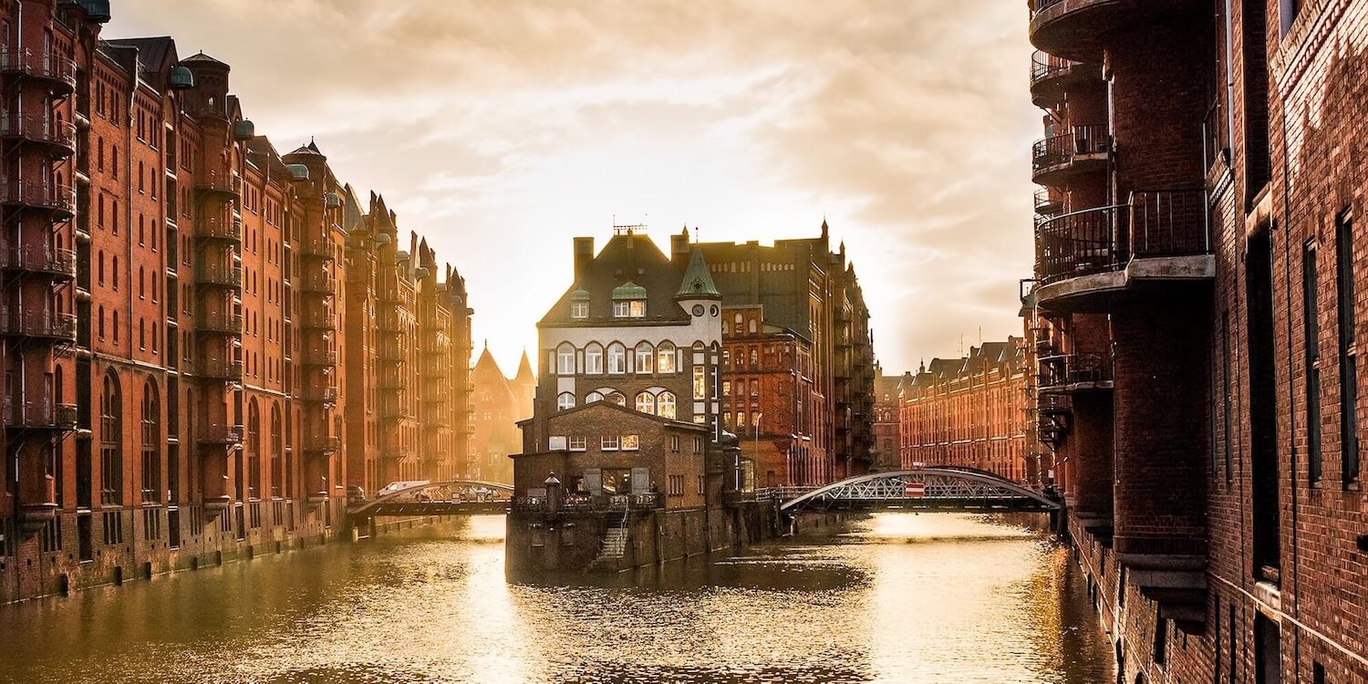 Speicherhäuser und Kanal in Hamburgs Speicherstadt bei Sonnenuntergang