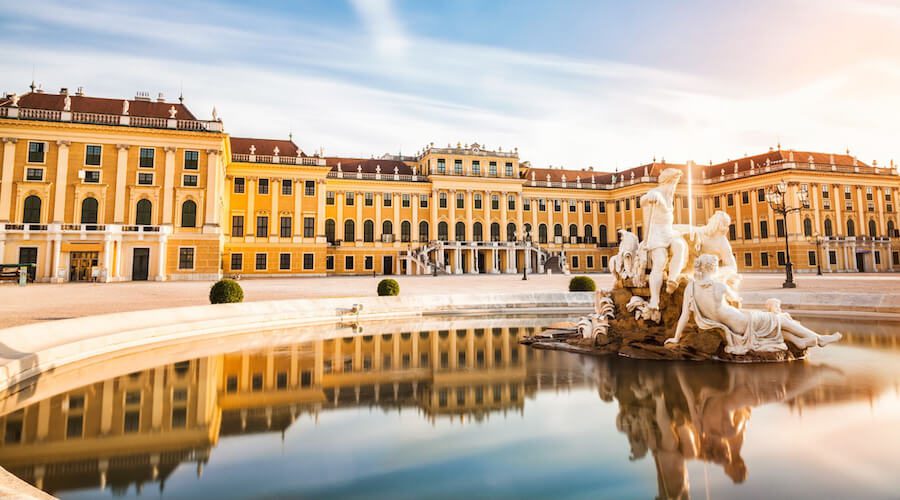 Schloss Schönbrunn in Wien zur goldenen Stunde – Wien-Touren