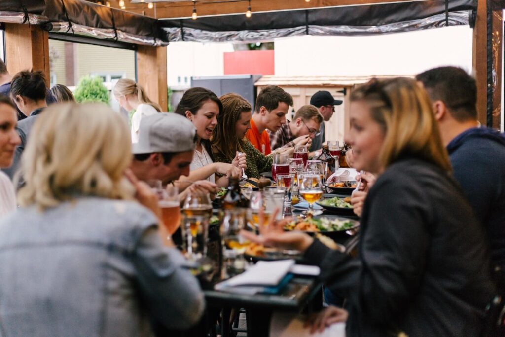Group enjoying drinks and snacks together at a casual Berlin restaurant.