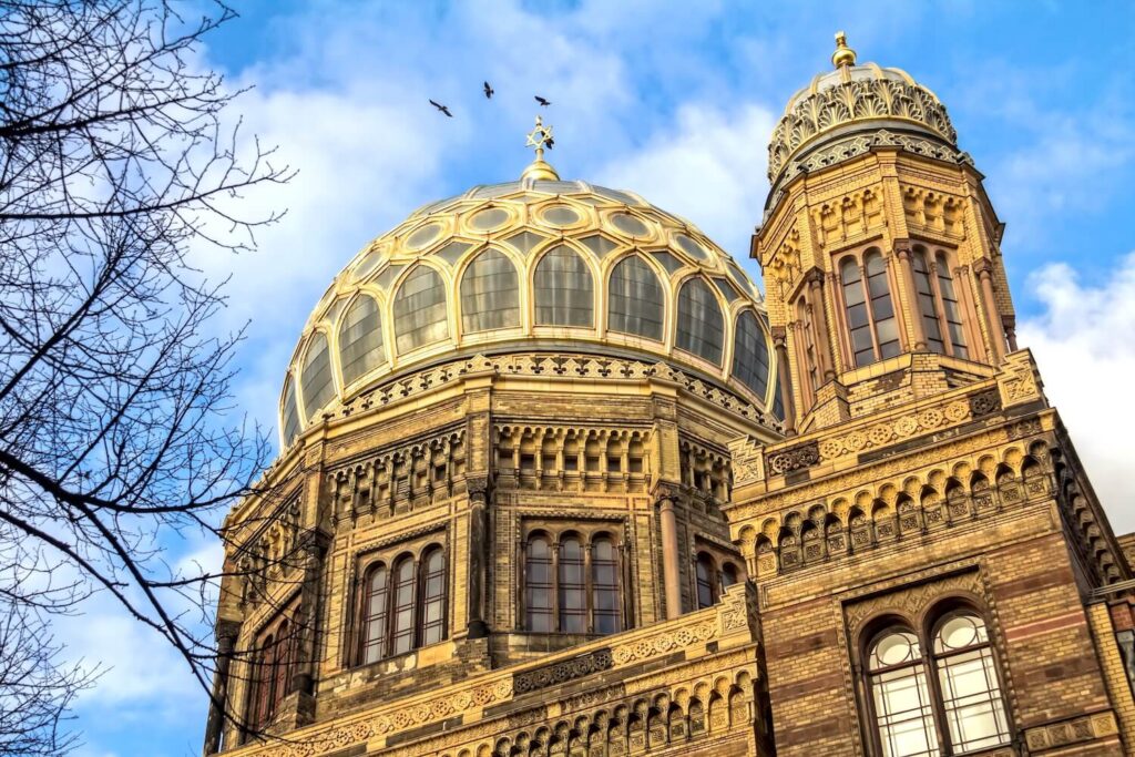 Golden dome and tower of the New Synagogue in Berlin, a key landmark of Jewish heritage in the city.