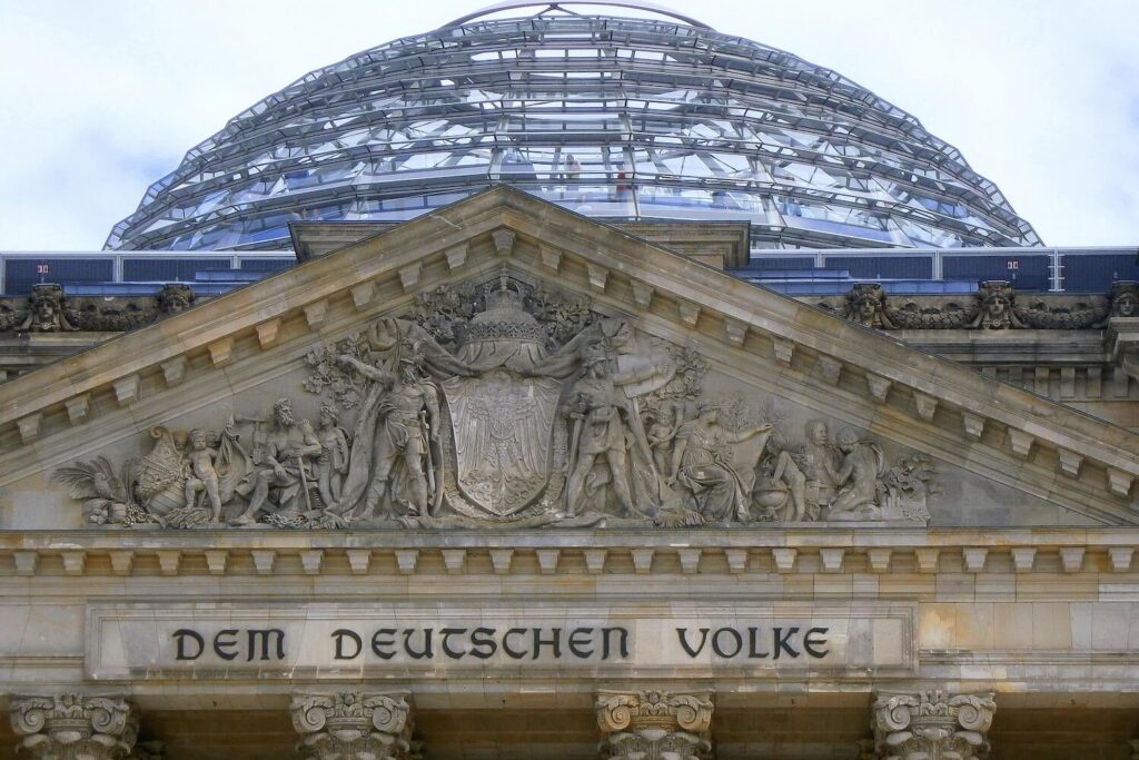 Close-up of the Reichstag facade and glass dome with the inscription Dem Deutschen Volke.