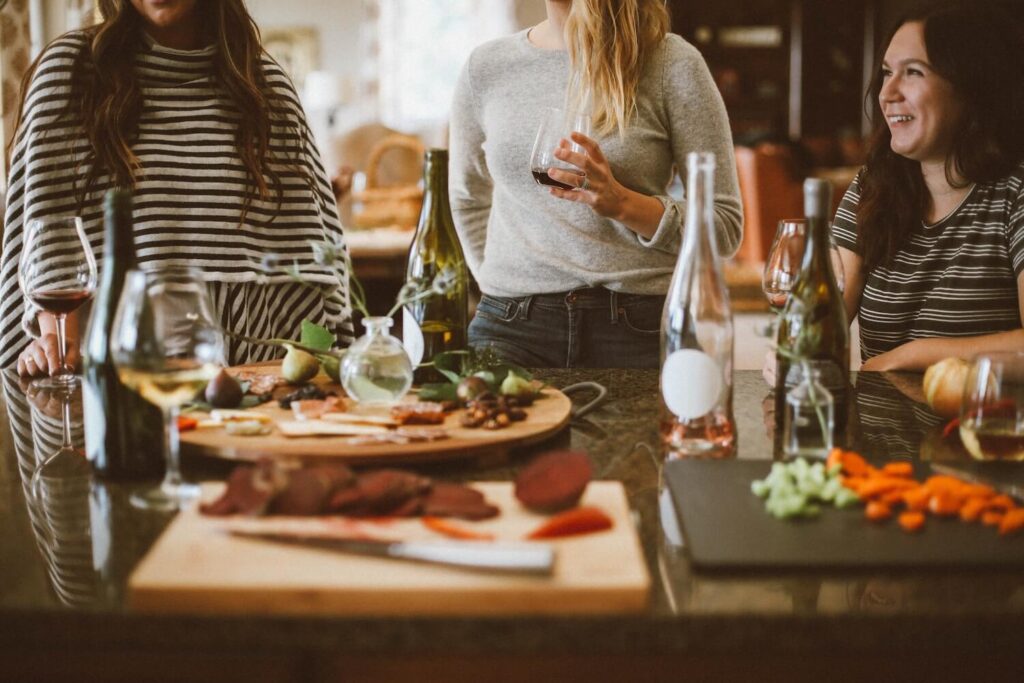Guests enjoying wine and small plates, reflecting Berlin’s relaxed food and drink culture.