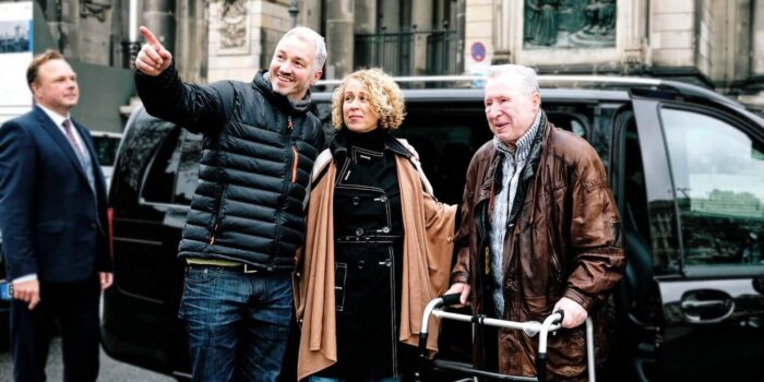 A local guide shows Berlin to a multigenerational family during a private Berlin ancestry tour.