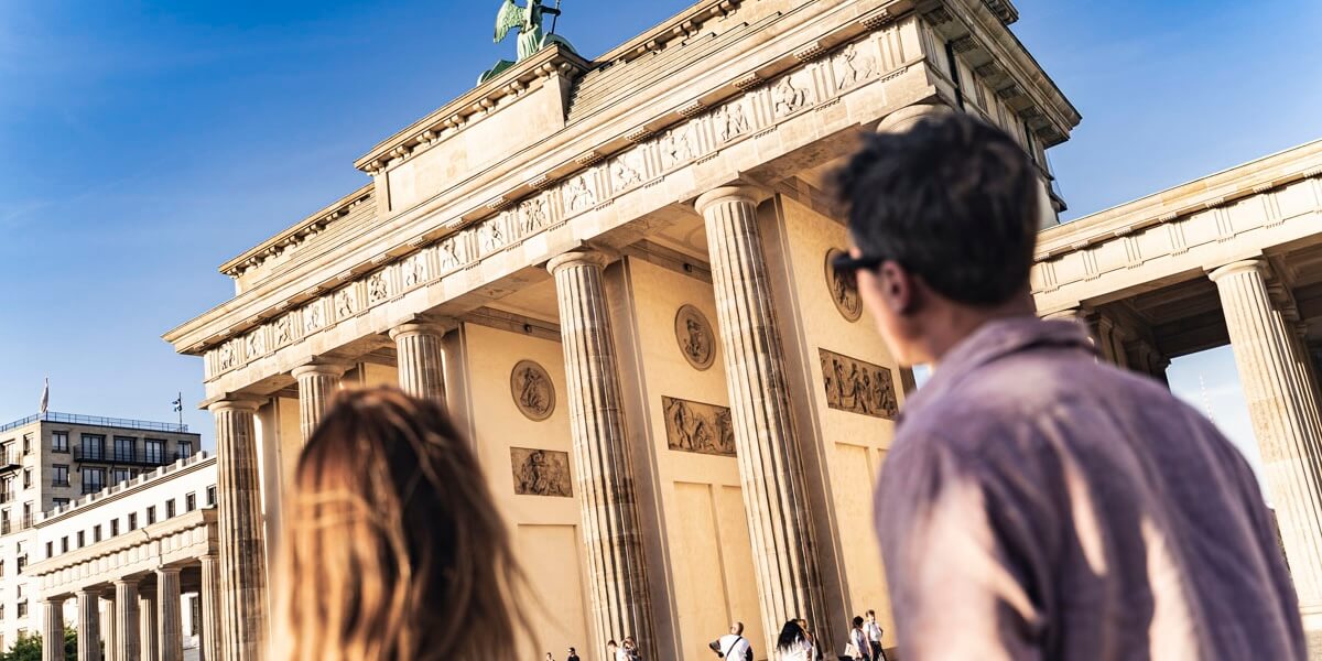 brandenburg-gate-berlin-one-day-itinerary Besucher am Brandenburger Tor in Berlin – einer Sehenswürdigkeit, die bei einem eintägigen Berlin-Besuch nicht fehlen darf