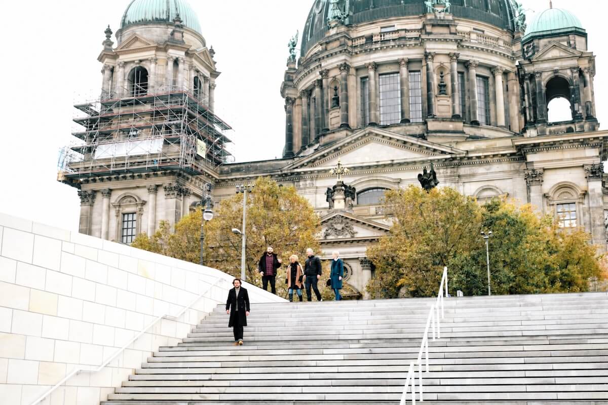 Kleine Gruppe auf einer privaten Gruppentour nahe dem Berliner Dom auf der Museumsinsel im Zentrum von Berlin