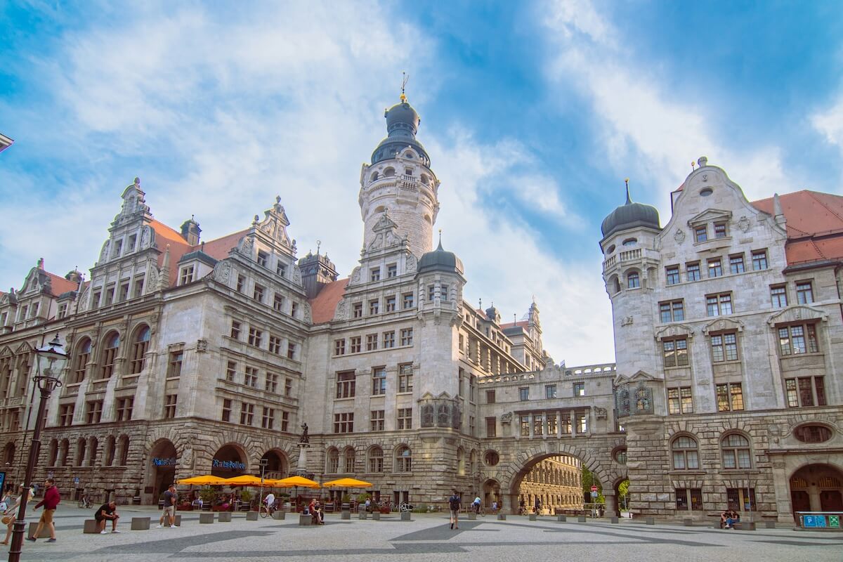 Neues Rathaus in Leipzig mit seiner historischen Steinfassade und dem markanten Mittelturm