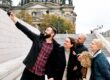 Eine private Reisegruppe macht ein Foto in der Nähe des Berliner Doms während einer Gruppenaktivität im Zentrum von Berlin.