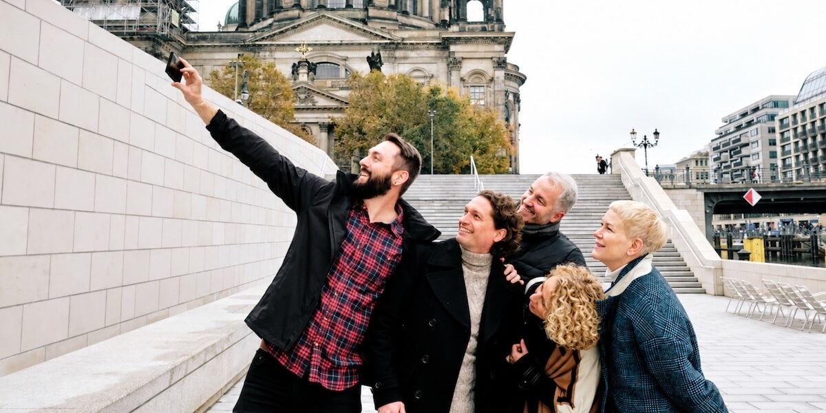 private-group-tour-berlin-cathedral Eine private Reisegruppe macht ein Foto in der Nähe des Berliner Doms während einer Gruppenaktivität im Zentrum von Berlin.