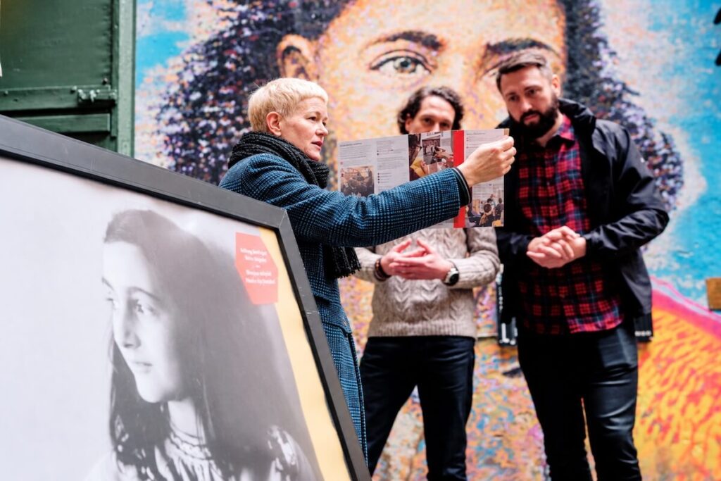 Private guide explaining Jewish history in Berlin to guests during a Jewish heritage tour