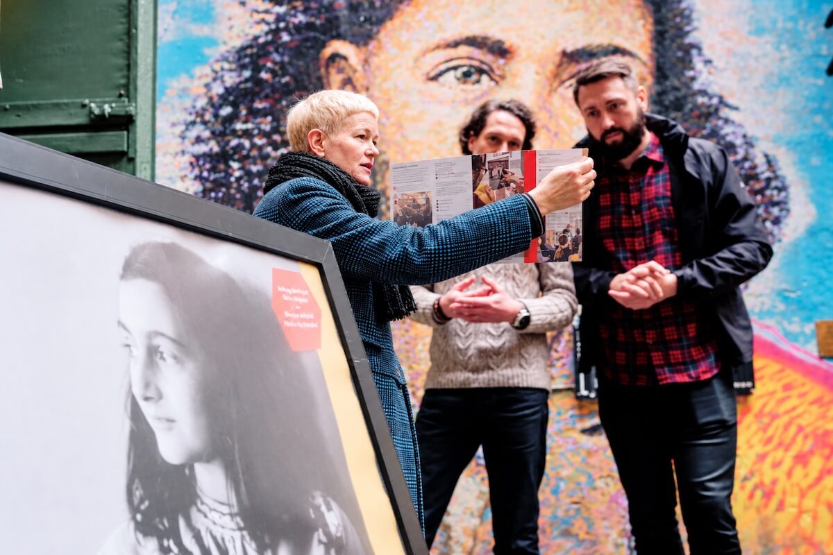 Private guide explaining Jewish history in Berlin to guests during a Jewish heritage tour